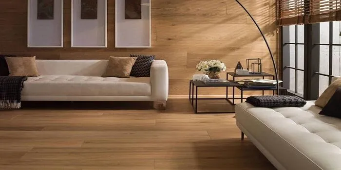 یک سالن پذیرایی با کف و دیوارها پارکت و مبلمان سفید