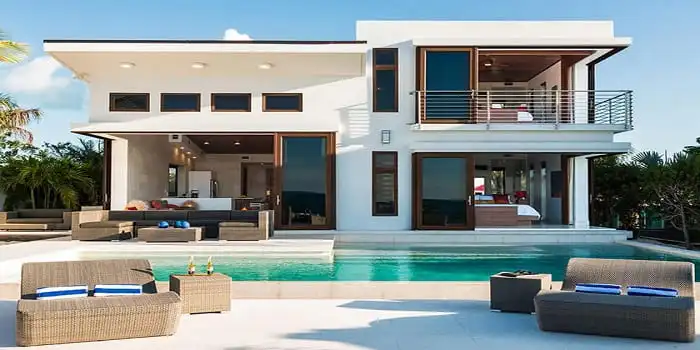 ویلا دو طبقه نا نمای سفید تراس طبقه بالا، استخر و مبلمان استخری در محوطه