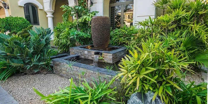 طراحی فضای سبز ویلا مدرن (از ایده تا اجرا) _ آبنمای زیبا به همراه گیاهان سرسبز در محوطه ویلا