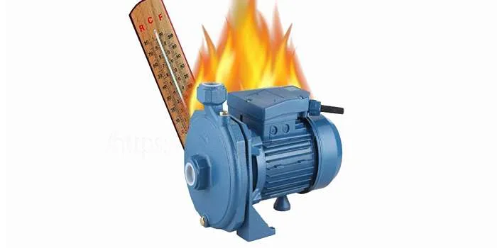 علت داغ شدن پمپ آب خانگی + 8 راهکار برای رفع آن _ تصویر یک پمپ آب و دماسنج و آتش