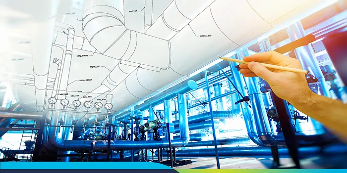 تصویر یک دست در حال طراحی تاسیسات مکانیکی ساختمان که نیمی از تصویر نقشه و نیم دیگر تصویر واقعی تاسیسات است.