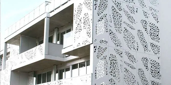 تصویر نمایی از یک ساختمان که با ورق فلزی طرحدار کار شده است.