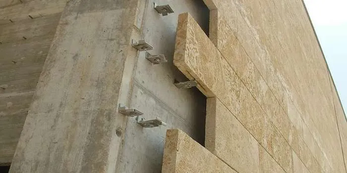 تصویری از سنگ نمای یک ساختمان