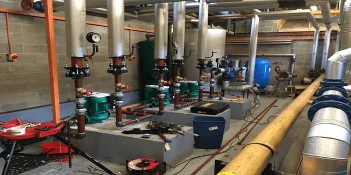 تصویری از محوطه داخل یک ساختمان که تاسیسات مکانیکی در آن قرار دارند.