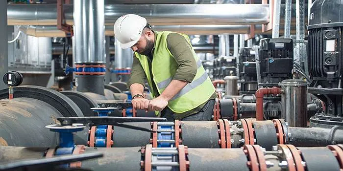 بهترین پیمانکار تاسیسات مکانیکی _ تصویری از یک متخصص تعمیرات مکانیکی ساختمان