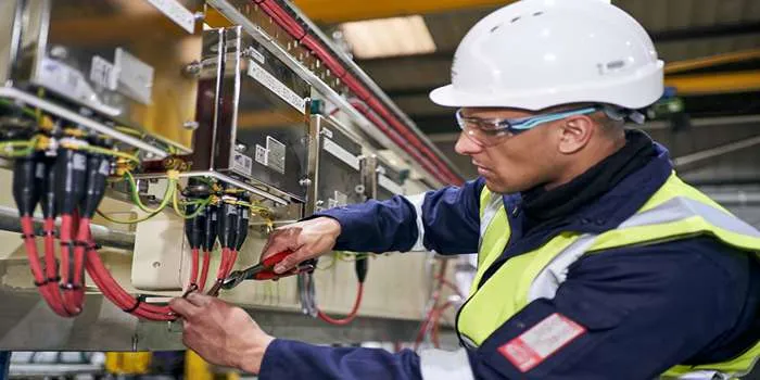 قیمت اجرای تاسیسات مکانیکی _ تصویری از فردی متخصص در حال اجرای تاسیسات مکانیکی