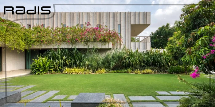 اصول طراحی فضای سبز + 4 نکته مهم _ تصویری از ویلایی مدرن با محوطه ای سرسبز