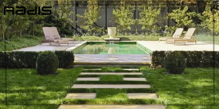 اصول طراحی فضای سبز + 4 نکته مهم _ تصویری از فضای سبز ویلایی که در آن حوض آب نیز وجود دارد.