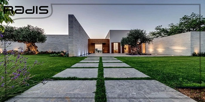 0 تا 100 محوطه سازی ویلا با کمترین هزینه _ تصویری از کف کاشی و چمن شده در محوطه بیرونی ویلا