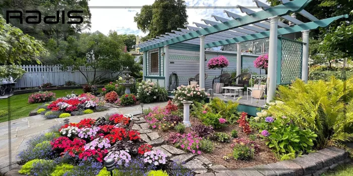 انواع گلهای باغچه ای برای حیاط _ تصویری از گلهای رنگارنگ در حیاط یک ویلا