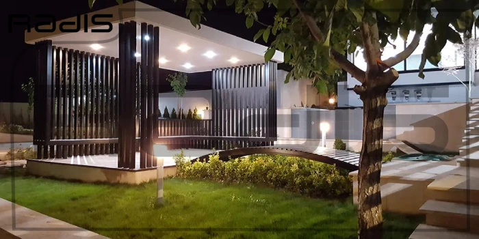 یک آلاچیق مدرن و محوطه بیرونی سرسبز یک ویلا