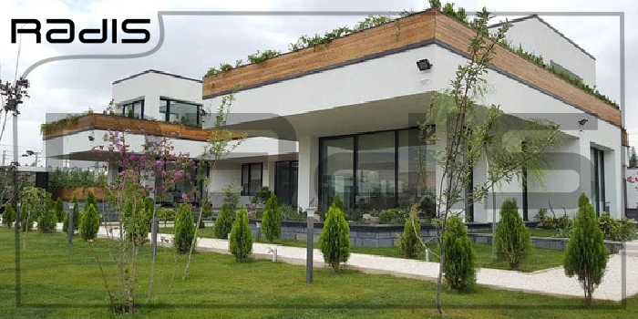 طراحی و اجرای فضای سبز ویلا در دماوند _ تصویری از یک ویلای مدرن زیبا با محوطه بیرونی سرسبز