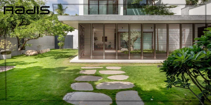 تصویری از کف حیاط ویلا با چمن و سنگ